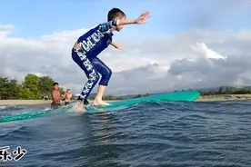 菲律宾火山爆发，小男孩却在菲律宾海边学习冲浪，没有影响度假视频封面