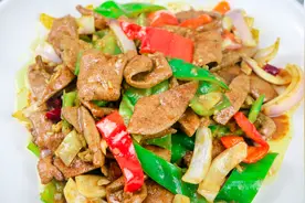 青椒炒猪肝怎样做才好吃？教你猪肝腌制技巧和烹饪火候，滑嫩入味