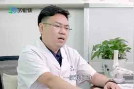 孩子得了扁平足，家长先别着急，医生：不同年龄有适合的治疗方法视频封面