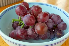 葡萄皮不要扔掉，教你做好吃的，酸酸甜甜，比果冻还好吃，解馋！视频封面