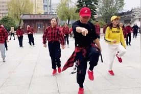 17岁小伙广场一支鬼步舞被路人围观，脚底像抹油一样，高手在民间视频封面