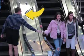恶作剧：宅男在自动扶梯上摸漂亮小姐姐的手，对方会有何反应呢视频封面