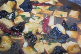 嫩豆腐试试这个做法，酱香味十足，鲜嫩入味，汤汁泡饭好吃到飞起