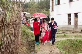 贵州姑娘嫁湖南娄底帅哥，新娘走泥巴路，真的是辛苦了！视频封面