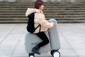日本研制全球首款充气电动车，折叠后能放进包里！视频封面