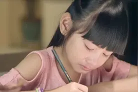 《爸爸妈妈》女儿出嫁，歌词痛扎父母心，听到心酸落泪