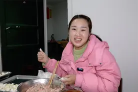 妈妈今天很奇怪，说话一直吞吞吐吐的，结果其原因让双妹觉得好笑视频封面