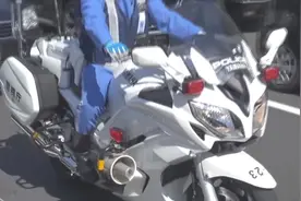 日本街头交通警察使用的白色雅马哈FJR1300P警用摩托车视频封面