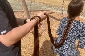 美女从10岁就开始留长发了，编成辫子发型后，又有气质又优雅