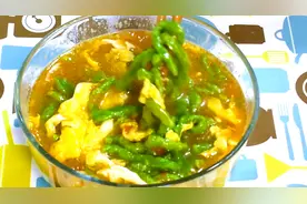 小白菜加一个西红柿做面条，不揉不擀，筷子一搅，出锅爽滑又筋道