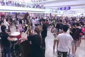 机场突响《我和我的祖国》，旅客驻足合唱，画面引得老外激动鼓掌视频封面