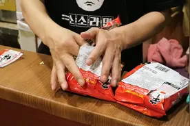 韩国人煮泡面都有讲究，一包面一个锅，调料不够用，还得加配料视频封面