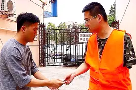 弟弟带女友吃饭，偶遇清洁工哥哥竟装不认识，女友的做法让他后悔视频封面