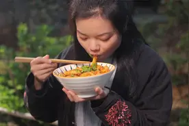 三个土豆揉成一碗面，这味道看得我都饿了视频封面