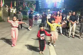 4岁小女孩带两姐姐跳《你莫走》可爱极了，迷倒一大片观众