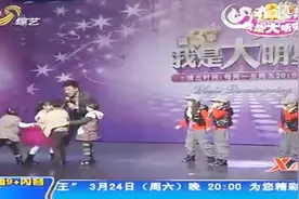 小男孩因长得特别帅，遭6位女孩抢亲，张敏健吃醋：来，亲我一口视频封面