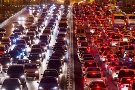 一个城市堵车与不堵车之间差了多少辆车？绝对超出你的想象……视频封面