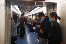 10分钟间隔！郑州地铁周末发车间隔延长引发市民吐槽，回应来了视频封面