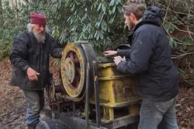 猎人荒野淘金一天赚了500美金，维修百年前碎石机成功卖出高价！