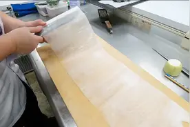 日本人展示自己所谓高超的刀工，一把大刀，把萝卜削出一卷卫生纸视频封面