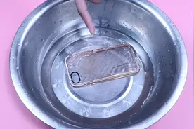 不管手机壳多脏多黄，用这种水泡一泡，立马像新的一样，涨知识了