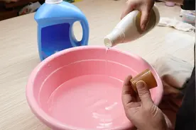 原来羊毛衫要这样洗！羊绒衫织补师：这才是正确洗涤方法！视频封面