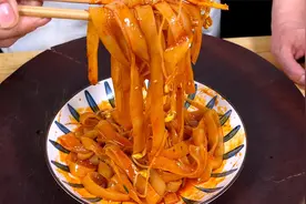 凉皮调味汁最详细的调料比例配方，凉皮好吃的秘密！视频封面