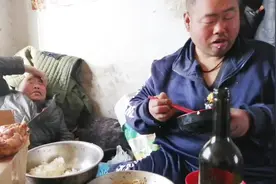 智障孩子吃着妈妈做的饭菜还有网友给的高档食品和葡萄酒，真幸福视频封面