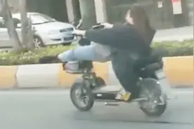 广东一女车神骑电动车街头秀车技 脚架车筐身体平躺 吓坏路人视频封面