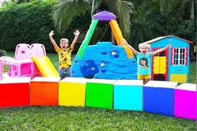 小萝莉和哥哥出去玩！没想到外面隔了一会就下雨！萌娃欢乐时光！