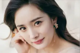 杨幂女儿正面照罕见曝光，看到真实样貌，网友：难怪不愿公开！视频封面
