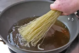 粉条扔进滚烫的油锅中，瞬间变美食，我家一周吃5次，营养又解馋视频封面