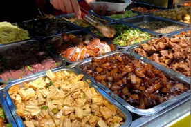 广州最大的城中村吃快餐，三荤一素10元，店门口挤满食客，真便宜