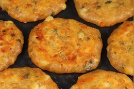 没想到土豆还可以这样吃，小董搭配各种蔬菜，简单一烙，营养好吃视频封面