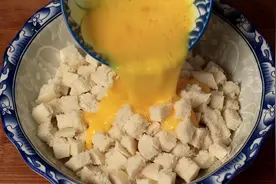 鸡蛋液浇到馒头里，没想到居然这么好吃，太有创意了，营养又解馋视频封面