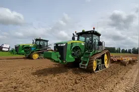 农场使用约翰迪尔大马力拖拉机栽种土豆 整地播种全流程