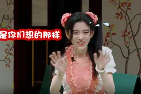 鞠婧祎表演型人格多严重？小时候照片加滤镜，对女粉露出奇怪表情视频封面
