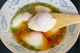 才知道，原来水煮荷包蛋这么简单，无散花无白沫，鸡蛋完整又漂亮