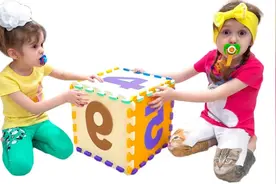 外国小女孩和好朋友在家里玩玩具，她们玩的什么玩具呢