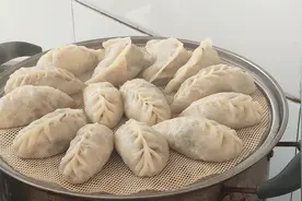 教你做烫面大蒸饺，皮薄透亮，馅料鲜香，凉了也不硬，孩子超爱吃视频封面