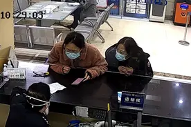 上海蓝天救援队员前往土耳其救援，民警协助加急办理护照视频封面
