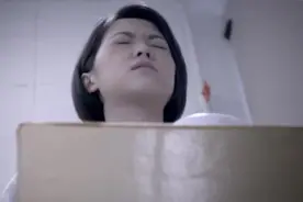 母亲为了给孩子母乳喂养，偷偷躲在厕所泵奶，差点被同事发现！视频封面