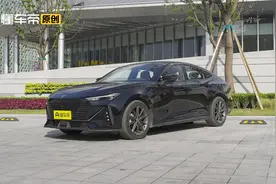 掀背尾门+电动尾翼，静态体验长安全新轿车UNI-V视频封面