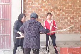 农村媳妇干活不用大娘帮忙俩人拉扯起来，婆婆以为在吵架吓了一跳视频封面