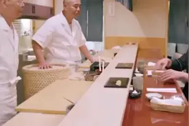 魔术揭秘：周杰伦是如何把餐桌上的眼镜凭空移动，原理非常简单。视频封面