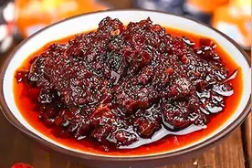 做好酱就要下功夫，小哥教你猪肉蘑菇酱，做法独特，拌饭味道一绝