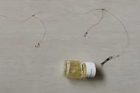 筏竿海竿串钩怎么打窝？用自制饵笼代替铅坠，快速诱鱼又留鱼视频封面
