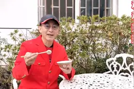 六小龄童元宵节送祝福，身穿红色外套念祝词，62岁依旧精气神十足视频封面