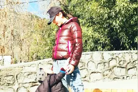 李思思带儿子外出踏春 可爱“熊娃”满地打滚视频封面