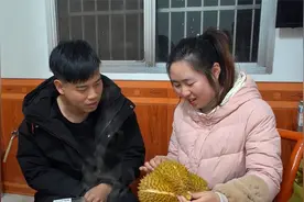 男友给乐乐送来一个榴莲，得知价格后乐乐满脸心疼，内心却很开心视频封面